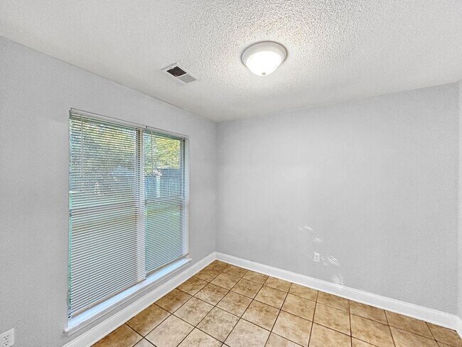 Building Photo - 3535 Dorchester Dr