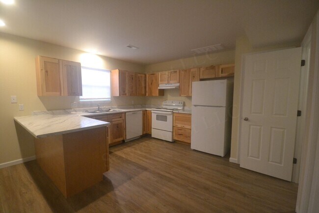 Foto del edificio - 3 Bed 1.5 Bath Duplex