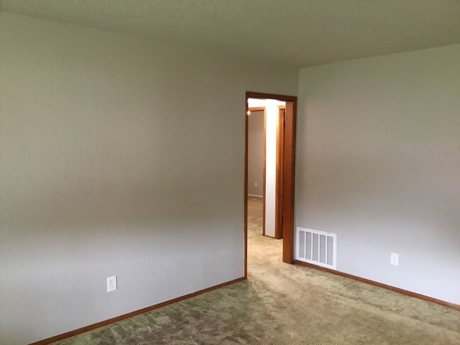 Building Photo - 4 br, 1.5 bath House - 2005 Overbrook Dr