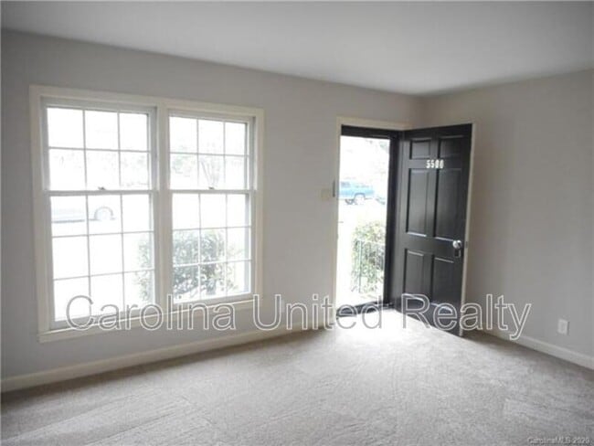 Building Photo - 5500 Larchmont Ave