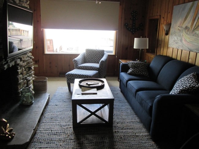 Building Photo - Oconomowoc - Lake Front 3 Bedroom House