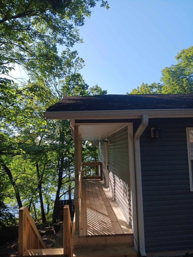 Building Photo - Nice 2 Bedroom Apartment overlooking Treeline lake