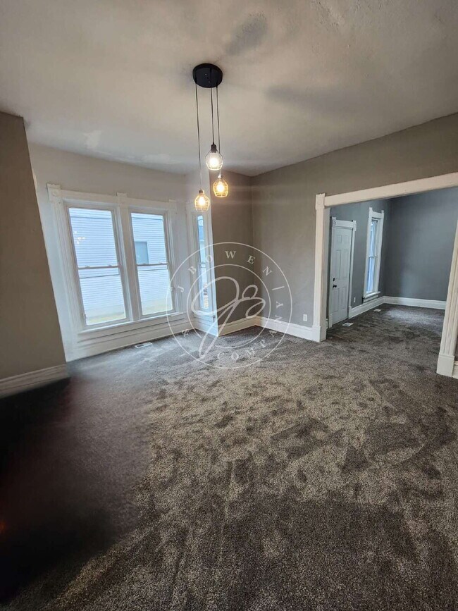 Foto del edificio - Spacious 2 bed main floor- 1st floor laundry room!