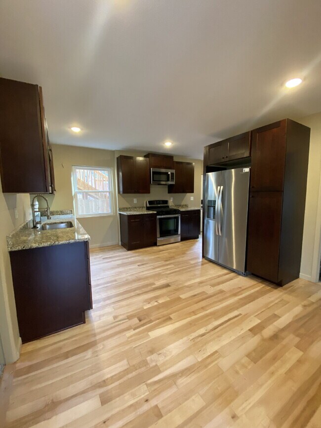 Foto del edificio - 2 bedroom duplex - Ground level - Prospect