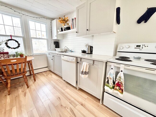 Photo du bâtiment - 2 Bedroom / 1 Bathroom Apartment for Rent !