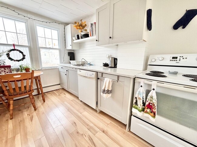 Building Photo - 2 Bedroom / 1 Bathroom Apartment for Rent – Available January 1st