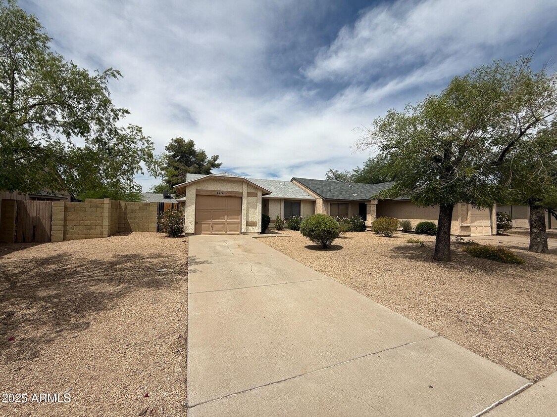 Primary Photo - 3124 W Mohawk Ln