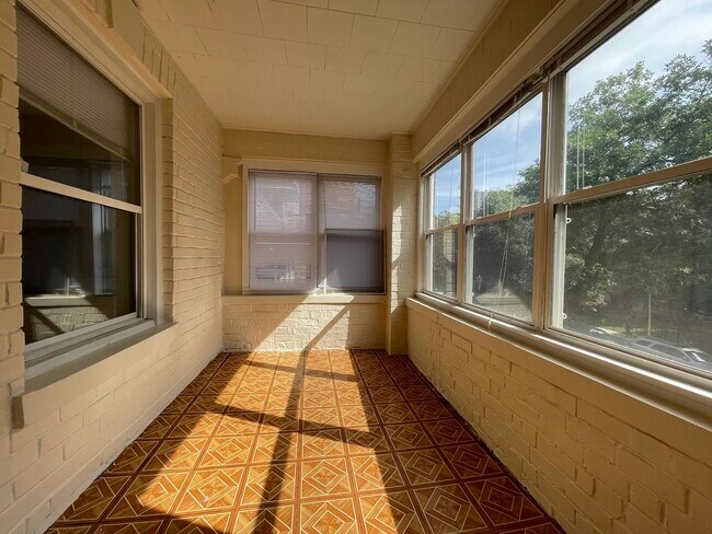 Foto del edificio - 5808 N Winthrop Ave