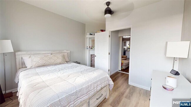 Foto del edificio - 277 2nd Ave W