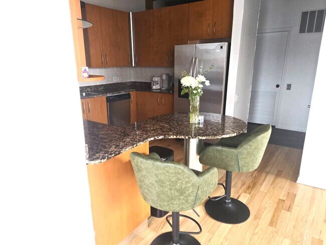 Foto del edificio - 312 N May St