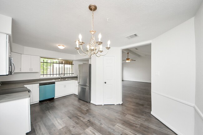 Foto del edificio - 1207 Park Knoll Ln