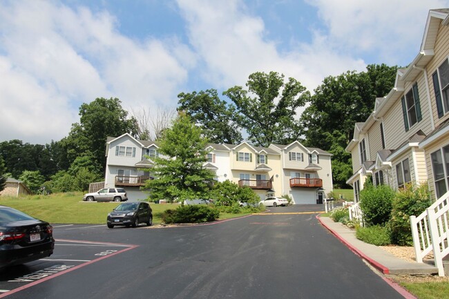 Building Photo - 865 Camelot Ln