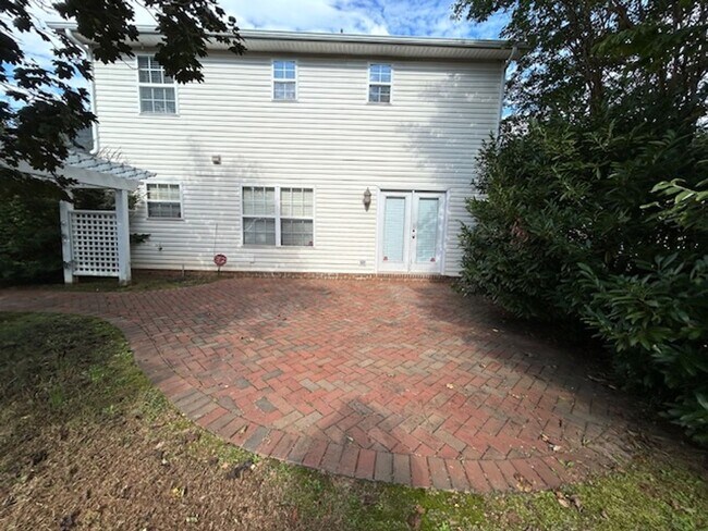 Building Photo - Northern Greensboro, 4 bedrooms, 2.5 bathr...