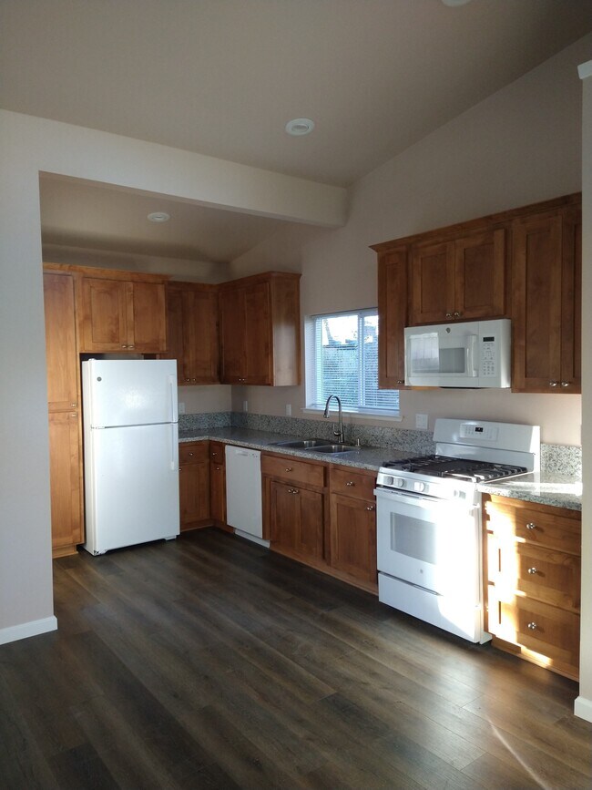 Building Photo - 2145 Floral Ave