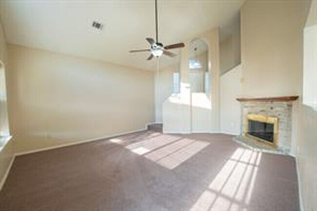 Foto del edificio - View this large 2 story home for a great price!