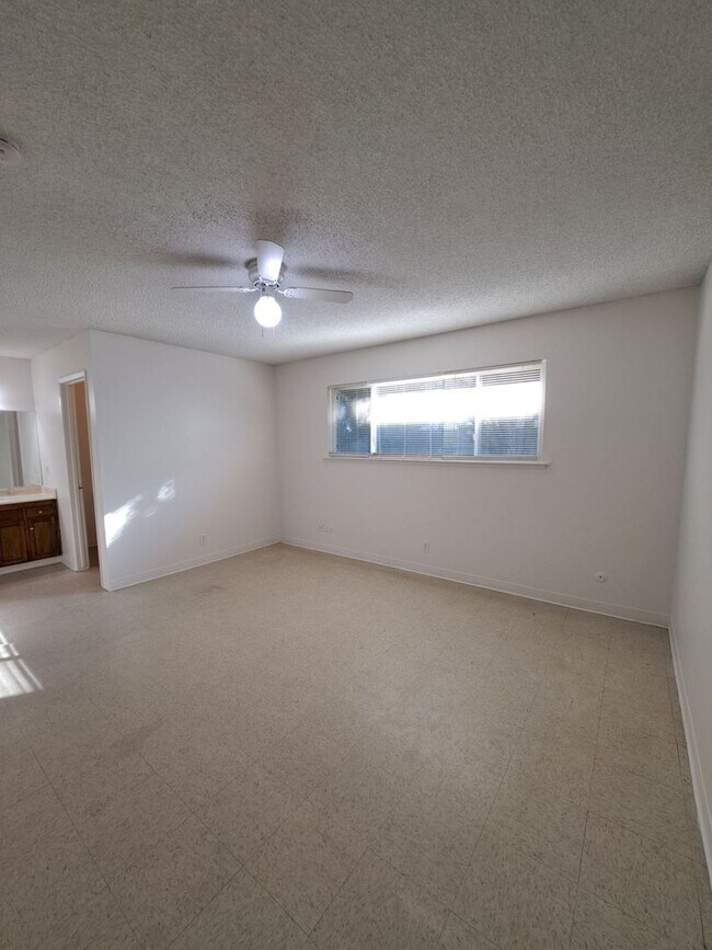 Foto del edificio - 4864 E University Ave