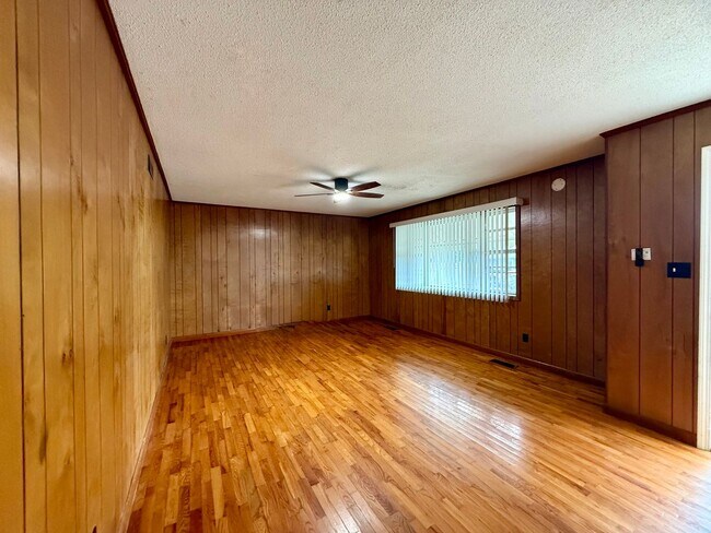 Building Photo - 4 Bedroom/1.5 Bathroom Home in Paragould AR - $1,275/month