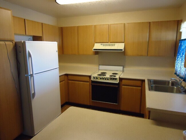 Foto del edificio - Clean 3 Bedroom, 2 Bath, 2 Car Garage Home in Village with views!!!