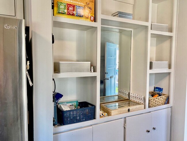 Building Photo - Darling 2 bedroom, 1 bath Single Family Home