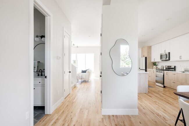 Foto del edificio - Modern 4BD, 3BA Home with 2-Car Garage and...