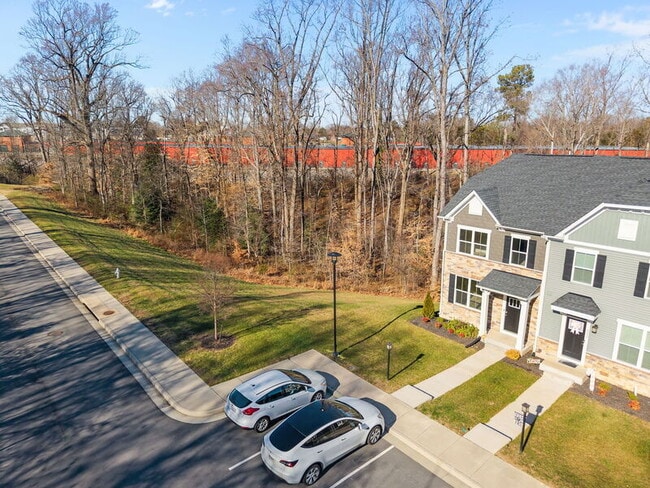 Building Photo - 4000 Grove Point Dr