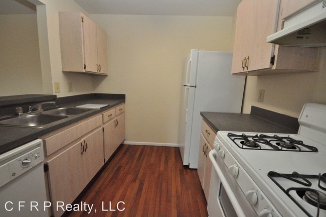 Building Photo - 2 br, 1.5 bath House - 2031 Dixie Belle Dr #P