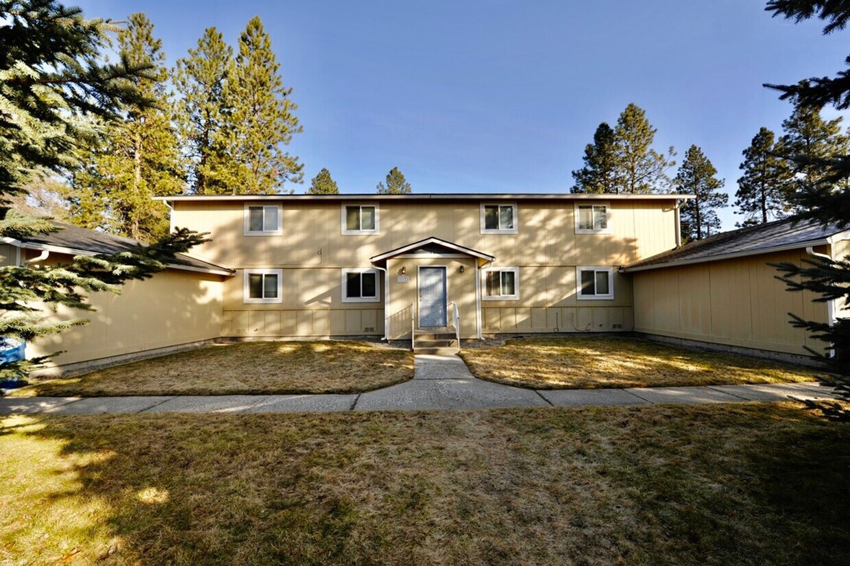 Primary Photo - 2 bed 1 bath apartment (4plex building)