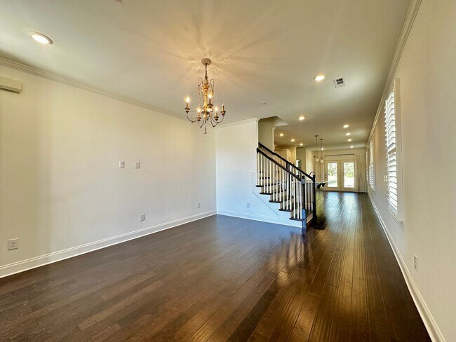 Foto del edificio - Master BR Main Floor!  End Unit,  Backs up...