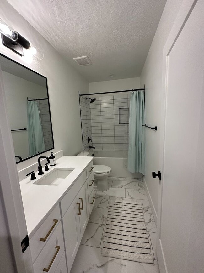 Building Photo - 10153 N Redwood Dr