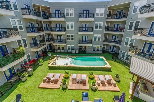 Building Photo - Arrive West End