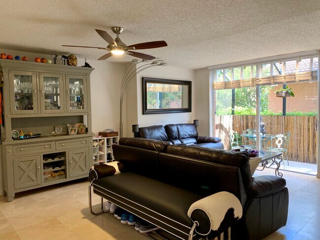 Foto del edificio - 3207 Clint Moore Rd