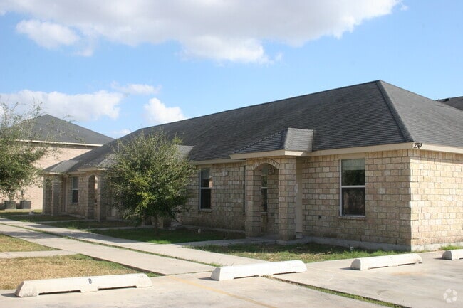 Building Photo - 730 Sonesta Dr