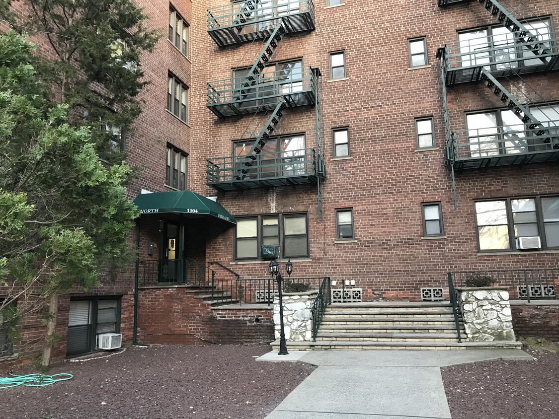 Primary Photo - 1104 Palisade Ave