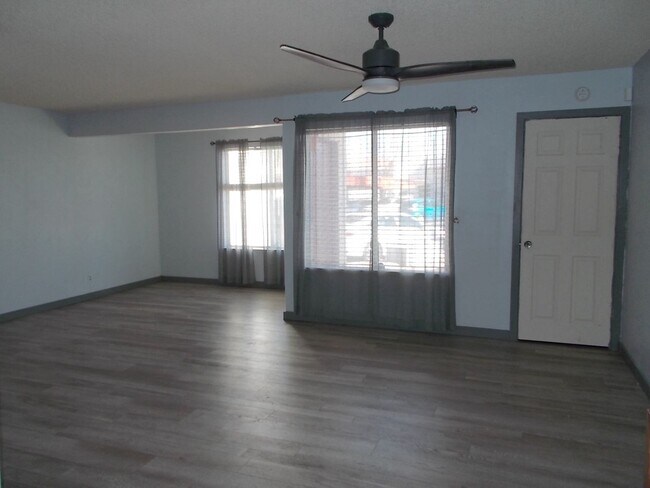 Foto del edificio - Two-story, 2-bedroom townhome ideally located in the heart of Boulder City