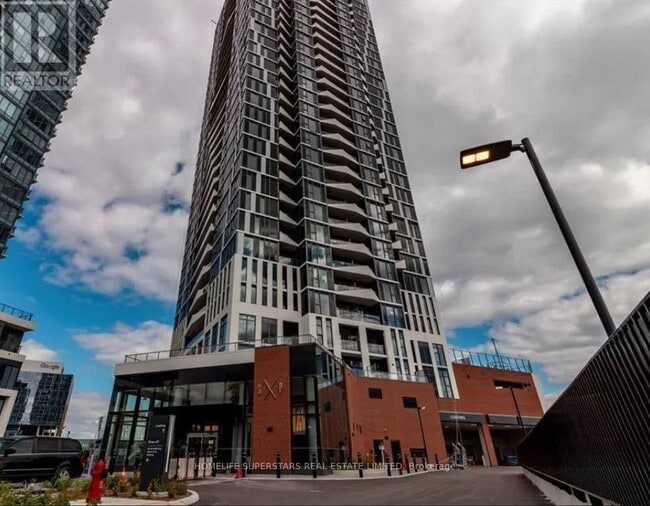 Building Photo - 607 King St W