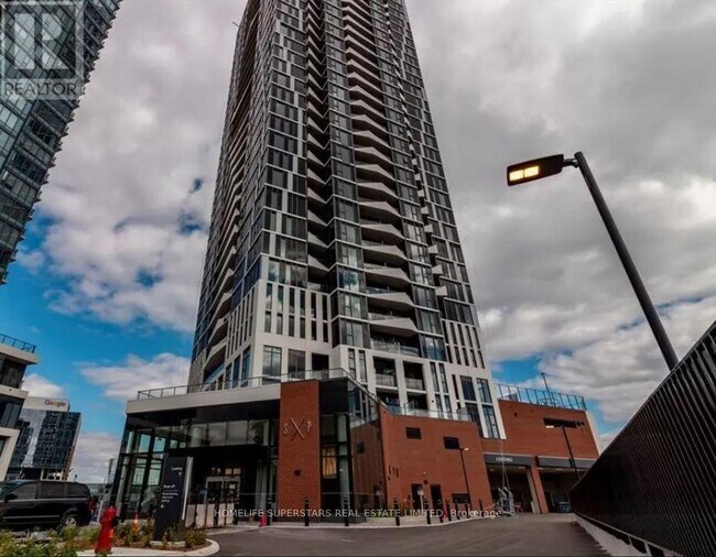 Photo du bâtiment - 607 King St W