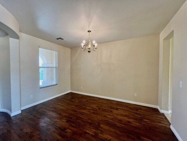 Foto del edificio - **COMING SOON**Spacious 4-Bedroom Home with Oversized Loft & Expansive Backyard