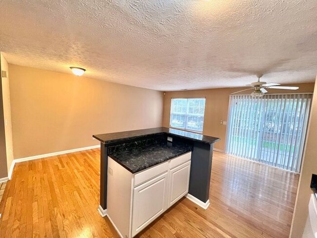Building Photo - Fantastic Location, No Maintenence Condo