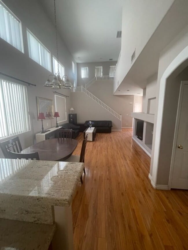Building Photo - SINGLE FAMILY 3 BED/ 2.5 BATH W/ DOWNSTAIR...