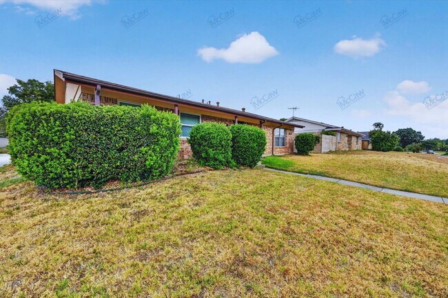 Building Photo - 305 Cliff Dr