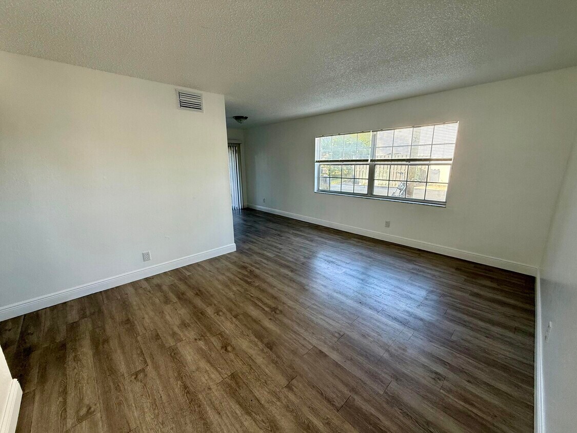 Foto principal - 3431 Helena Dr