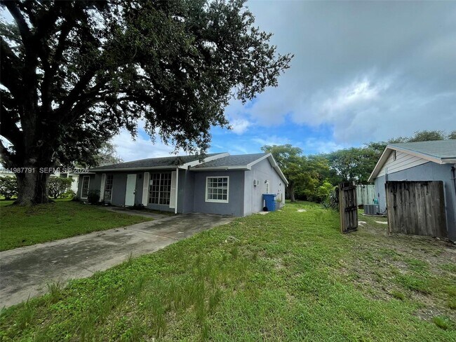 Building Photo - 4030 School Cir