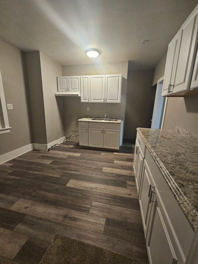 Building Photo - 3 Bedroom Single Family - Brand new renova...