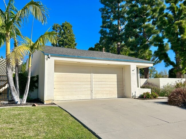 Foto del edificio - Freshly Painted 2BD/2BA 2 Car Garage with large Backyard