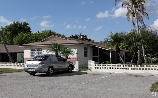 Building Photo - 715-725 N 94th Ave