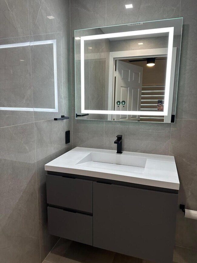 Foto del edificio - 320 Crestwood Cir