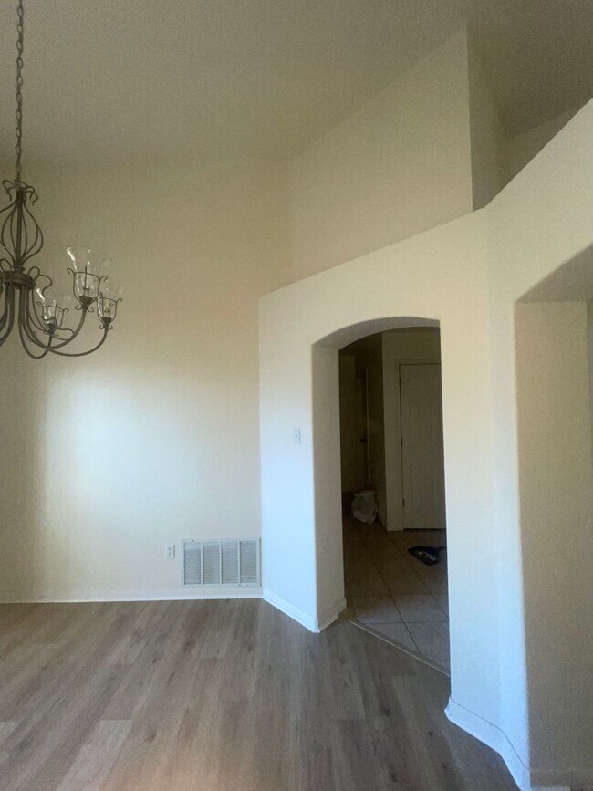 Foto del edificio - Super Cute Corner Lot House Ready to be called your HOME.