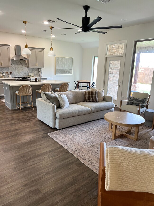 Building Photo - 7215 Palisades Dr