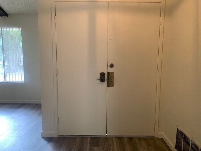 Foto del edificio - Large one story 4 bedroom home in Orangevale
