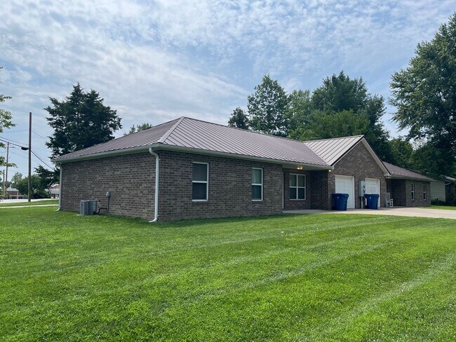 Building Photo - 412 Ash St